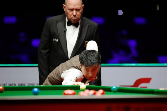奇异果体育官网-历史首次！赵心童、周跃龙惊险晋级，国手包揽斯诺克世界大奖赛4强